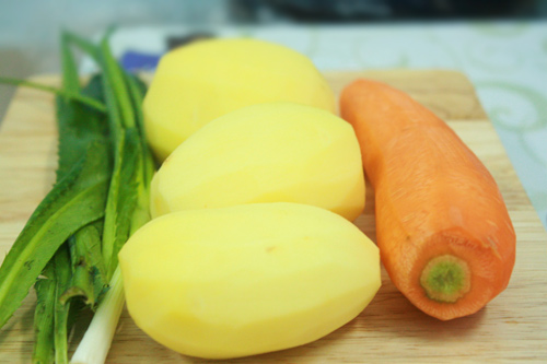 Khoai tây và cà rốt chứa nhiều kali, ăn nhiều rất có lợi cho người bị acid uric máu cao.