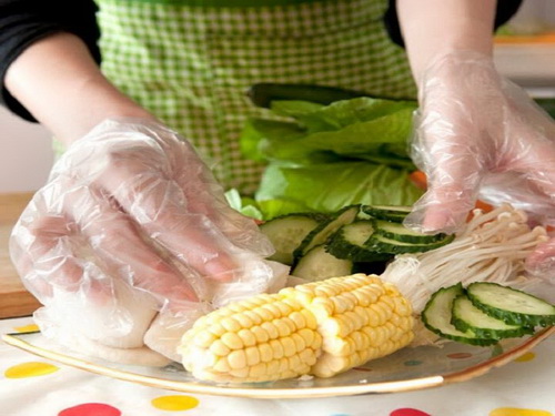 Sử dụng găng tay khi chế biến thực phẩm.