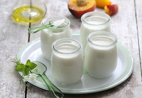 Sữa chua là lựa chọn cho bữa ăn nhẹ tuyệt vời nhờ chứa protein, carbohydrate kết hợp với các lợi khuẩn, đặc biệt là canxi.