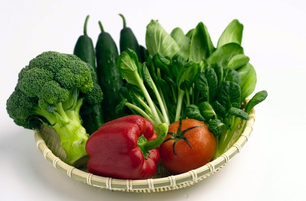 Các loại rau xanh, cà chua, ớt đỏ rất giàu Kali - chất điện giải cần thiết trong cơ thể.